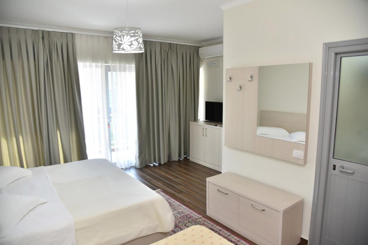 Hotel Imperiale Durres Bagian luar foto