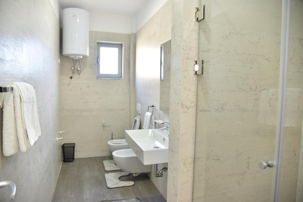 Hotel Imperiale Durres Bagian luar foto