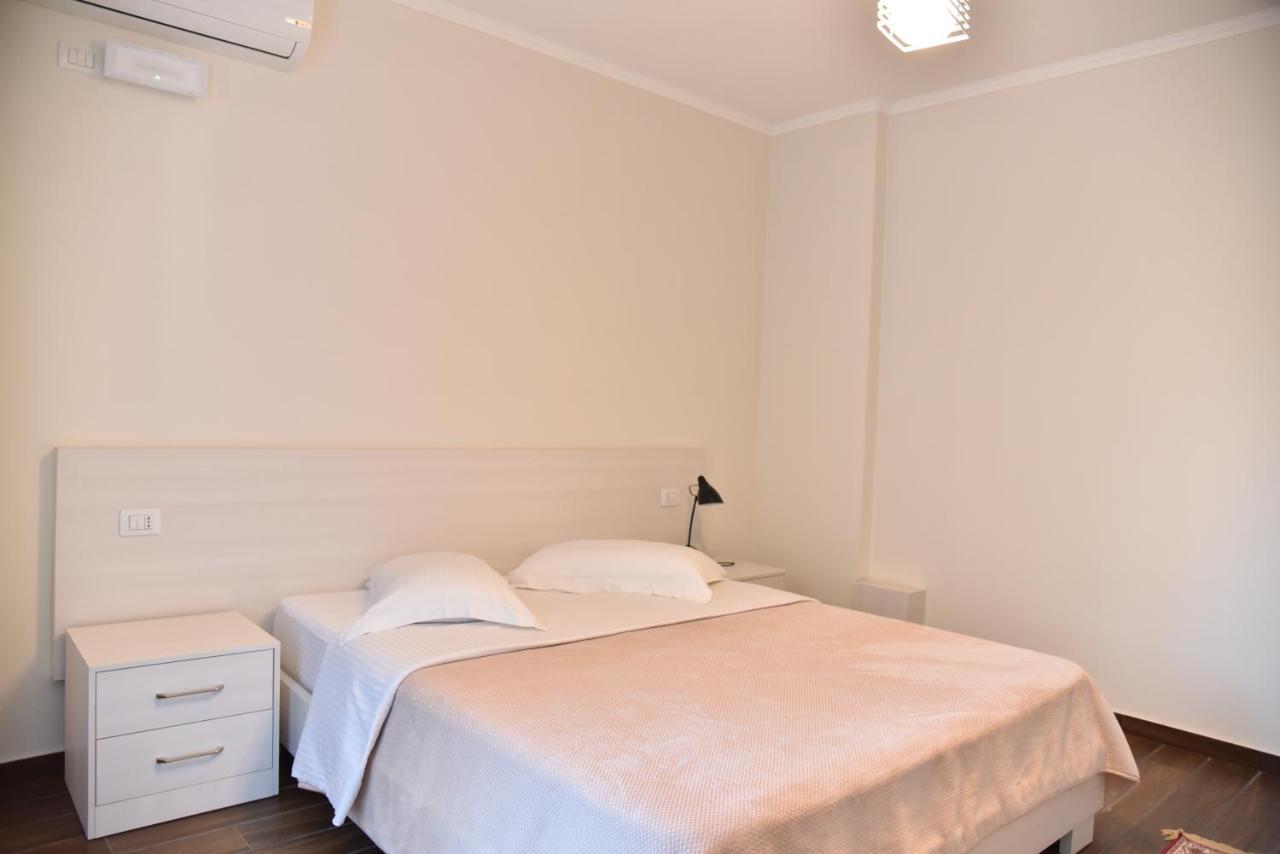 Hotel Imperiale Durres Bagian luar foto