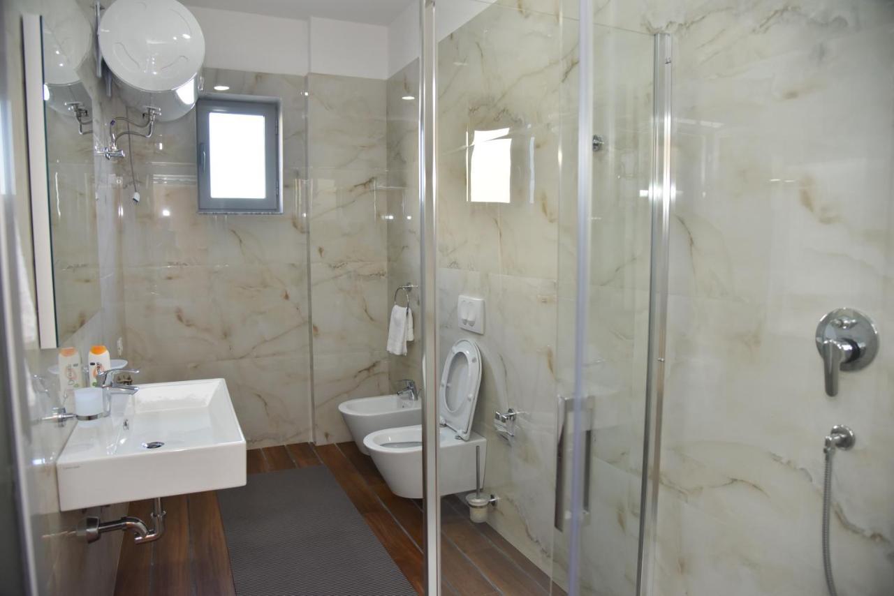 Hotel Imperiale Durres Bagian luar foto