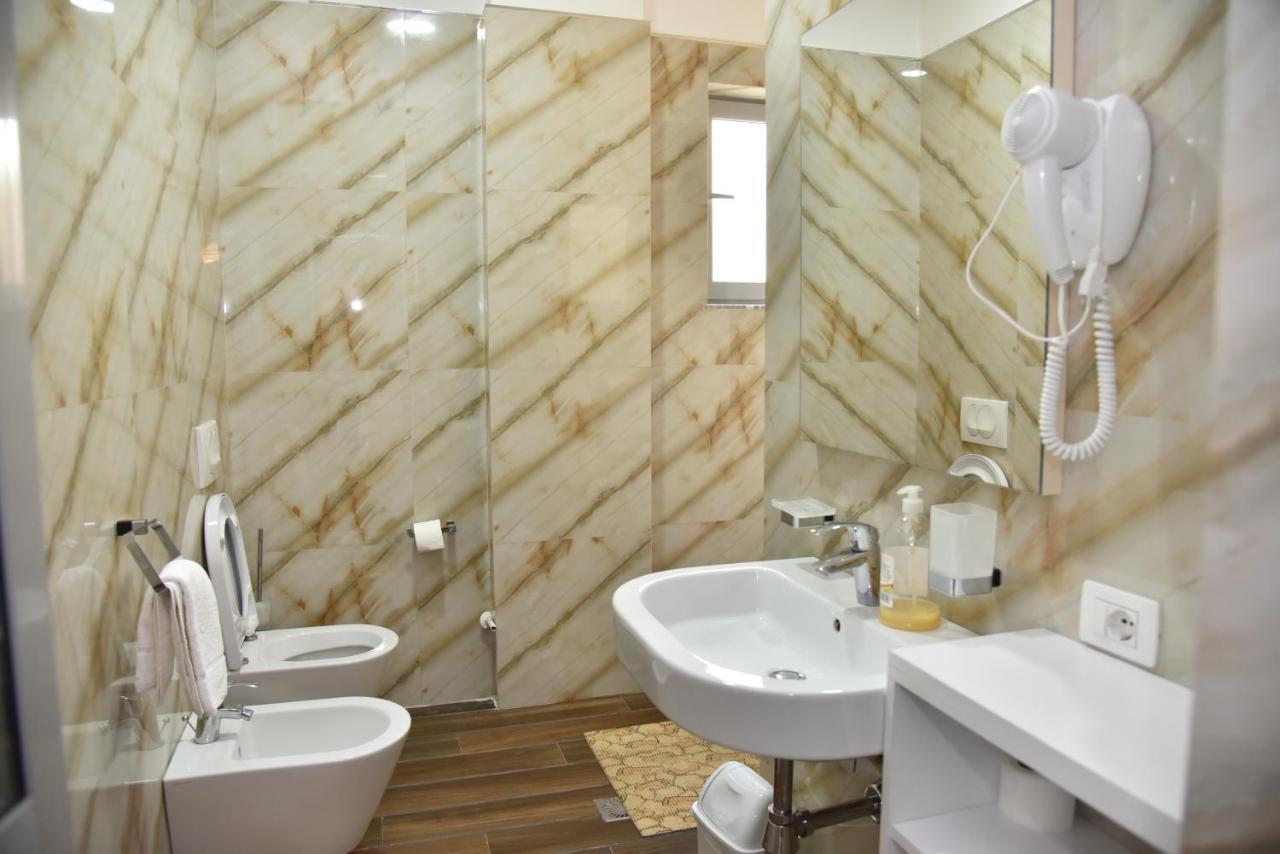 Hotel Imperiale Durres Bagian luar foto